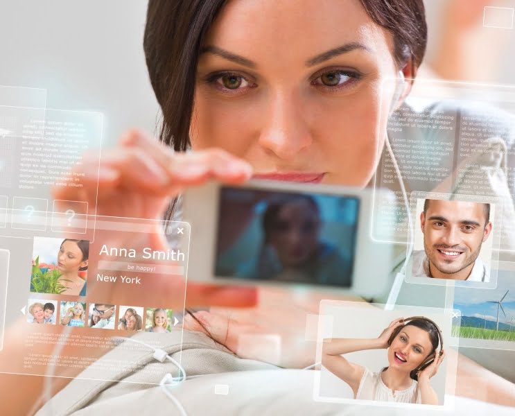 Mlada ženska uporablja družbena omrežja na pametnem telefonu
